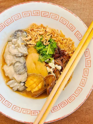 Slurp-worthy comfort in a bowl 🦪🍜

Briny oysters, silky noodles, crunchy wood ear, and that bold hit of raw garlic. Pure Taiwanese street food goodness—made by my brother, the great Master P 👏

Oyster vermicelli traces back to immigrants from Fujian who brought their noodle traditions to Taiwan, where abundant coastal oysters made it a natural pairing. It began as humble street food—quick, filling, and affordable—and grew into one of Taiwan’s most iconic comfort dishes.

#OysterVermicelli #TaiwaneseFood #NoodleSoup #StreetFoodEats #FoodieFavorites